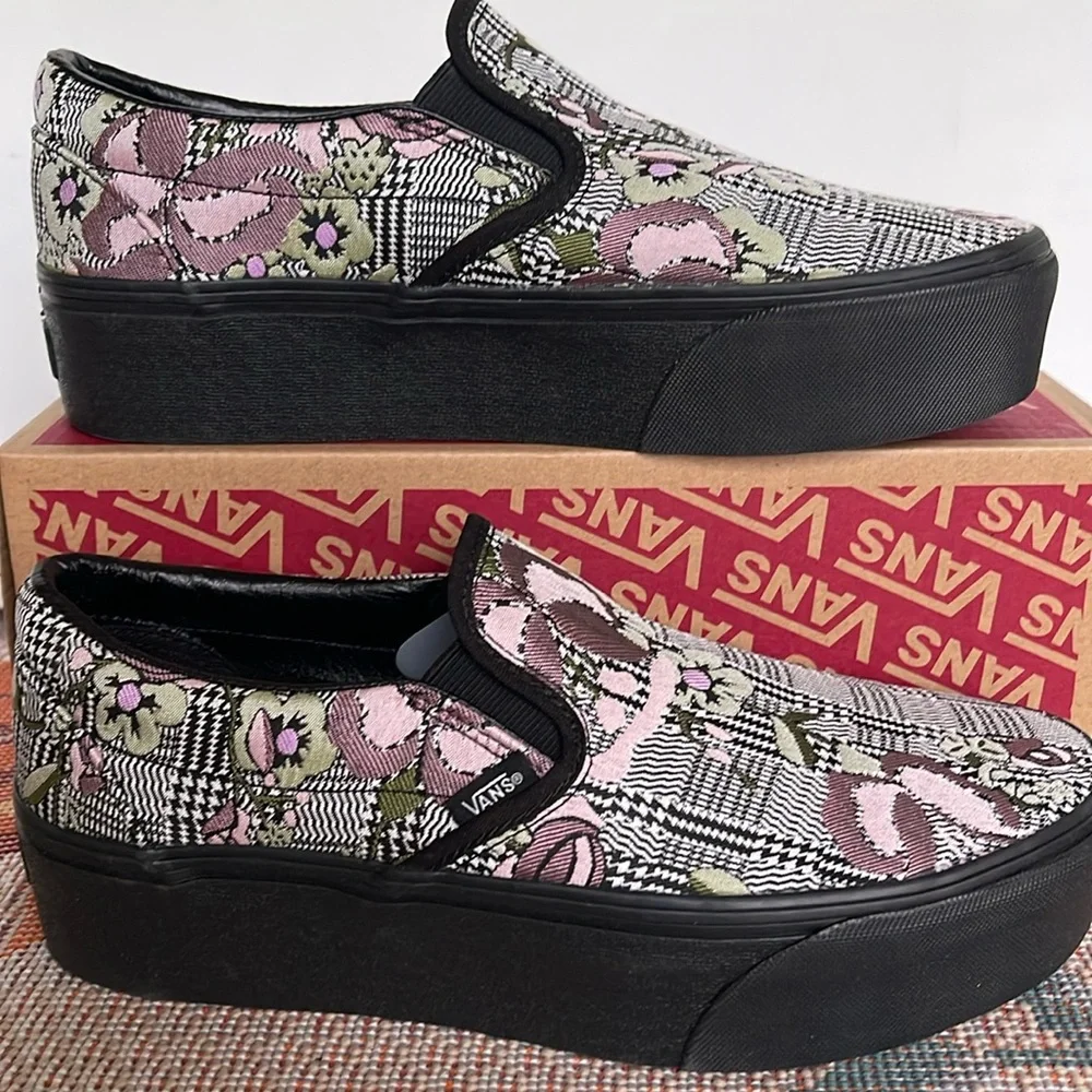 Vans WMNS Classic Slip-On Stackform Tapestry Floral Black
VN0A7Q5RBM8
Platforms - Picture 1 of 16